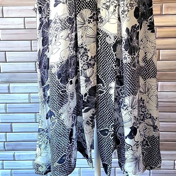 Christopher and Banks sleeveless blouse  Size M - Picture 3 of 8